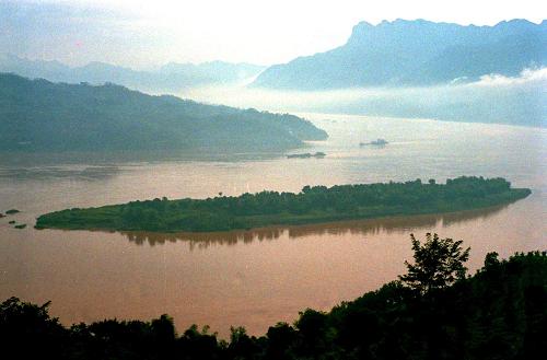 千秋三峽 世紀偉業(yè)——三峽工程見證新中國60年發(fā)展足跡 這是中堡島的原始地貌(資料照片)。三峽工程于1994年12月14日正式開工,工程采用分期導(dǎo)流方式,分三期進行施工,以中堡島為分界點向兩側(cè)延伸,分別修建左岸和右岸大壩。 “截斷巫山云雨,高峽出平湖”,隨著設(shè)計建設(shè)任務(wù)的如期完成,歷經(jīng)近17年的建設(shè),舉世矚目的三峽工程將一代偉人的豪邁設(shè)想變?yōu)楝F(xiàn)實。承載著共和國水利輝煌夢想的三峽工程,鑄就了惠及千秋的民生水利。 三峽工程凝聚了幾代中央領(lǐng)導(dǎo)集體和全國人民的智慧與力量。1978年至1988年,三峽工程基本完成了建設(shè)的決策準備;1988年至1998年,三峽工程正式開工并實現(xiàn)大江截流;1998年至2008年,三峽樞紐主體工程、輸變電工程和移民工作基本完成,三峽水庫實現(xiàn)了175米蓄水的最終目標(biāo)條件,使夢想變?yōu)楝F(xiàn)實。 新華社發(fā)